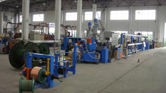 La ligne à grande vitesse d'extrusion de fil d'isolation de 60+35mm avec l'automobile prennent la machine