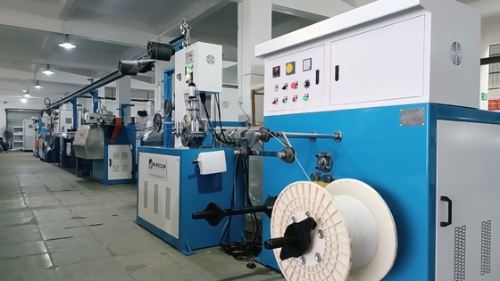 Machine de fabrication de câbles de fil avec la vitesse et la tension réglables