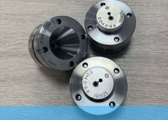 Points d'extrusion et matrices avec carbure de tungstène solide, acier traité thermiquement