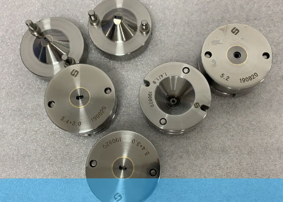 Points d'extrusion et matrices avec carbure de tungstène solide, acier traité thermiquement