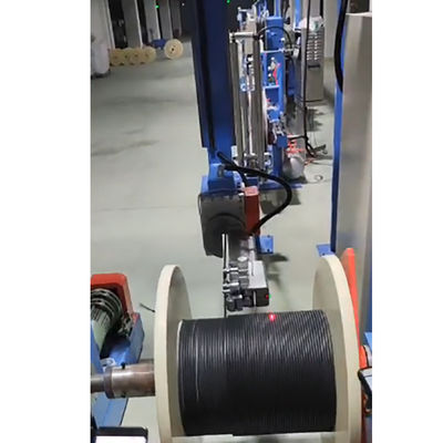 La traversée automatique de bras robotique prennent la machine pour les câbles optiques extérieurs de fibre