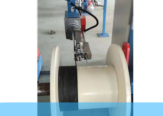 La traversée automatique de bras robotique prennent la machine pour les câbles optiques extérieurs de fibre