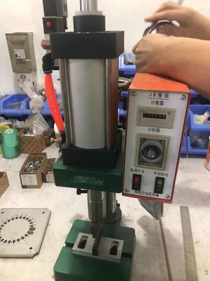 Sertisseur pneumatique de rabattement optique de verticale de machine de câble de correction de fibre